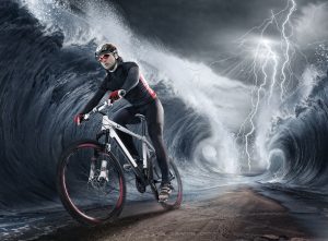 andar en bicicleta en una tormenta